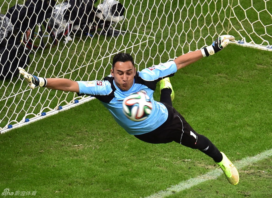  朗斯门将超神发挥连扑两点球保住不败  