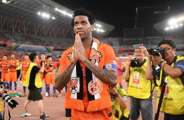  科隆队史标王加盟首秀即染红遭重创  